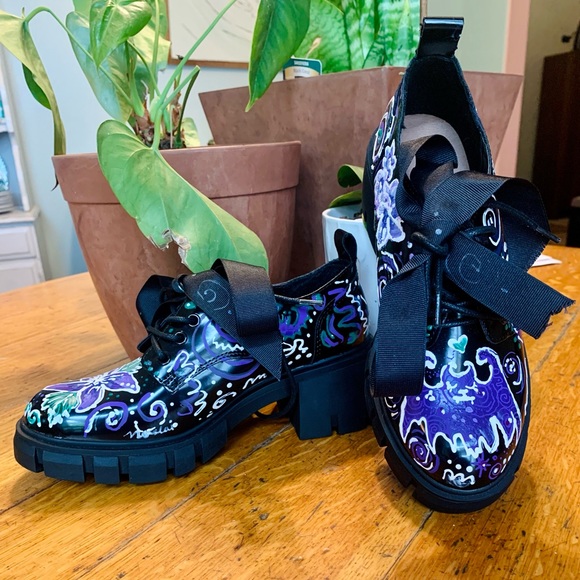 Women’s Hand painted Bat and flower Goth size 6 Platform heeled lace up shoes - Picture 3 of 3